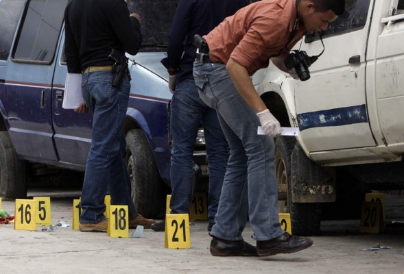 Con la Biblia en sus manos ultiman a evangélico