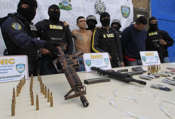 Capturan a dos pandilleros con armas y droga en Tegucigalpa
