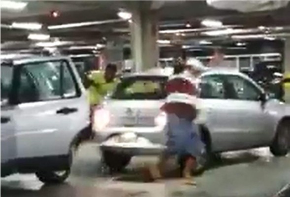 Video: Conductor pierde la cordura en centro comercial