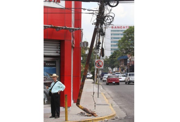 Sigue amenaza de poste de luz en Guamilito