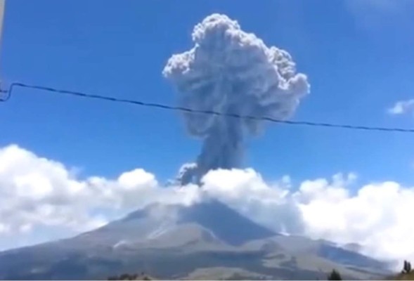 Volcán de fuego expulsa inmensa columna de ceniza
