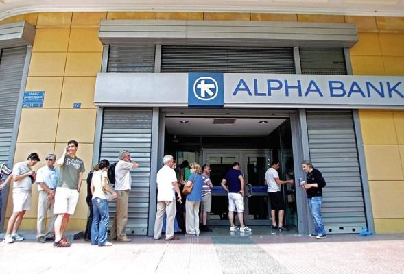 Grecia decreta controles de capital y queda entre la espada y la pared