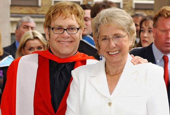 Elton John no le habla a su madre desde hace siete años; le dijo que la odia