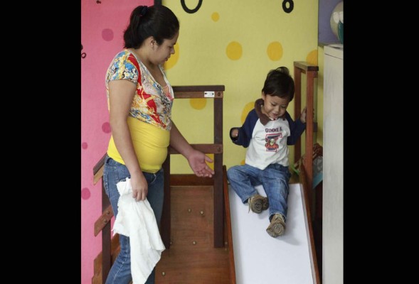 Camina y sonríe gracias a terapias de la Teletón