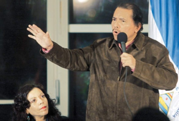 Amigos costean sus viajes, dice Daniel Ortega