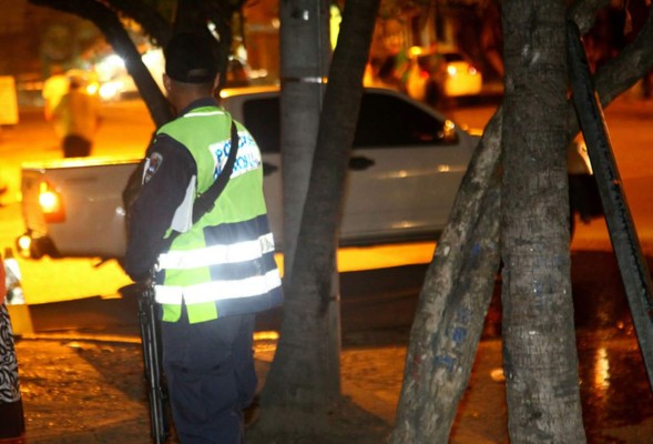 Escapa con moto robada y choca contra carro