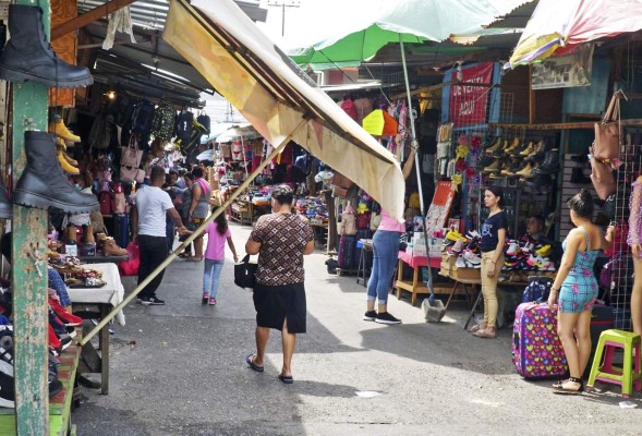 Más de 13,000 vendedores en las calles esperan mercados