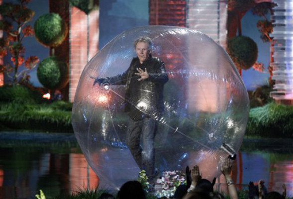 Robert Pattinson besa a Taylor Lautner en vivo