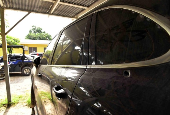 Abandonado permanece el carro de Arnold Peralta