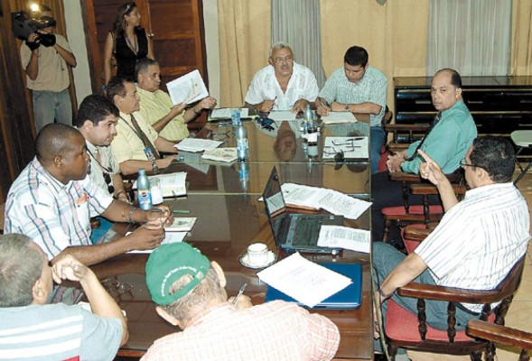 Preparan compra de equipo policial