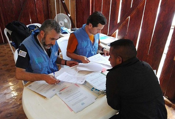 BOG10. POLICARPA (COLOMBIA), 08/06/2017.- Fotografía cedida por la Misión de la ONU en Colombia que muestra a integrantes del Mecanismo de Monitoreo y Verifación durante la entrega de certificados y acreditaciones a miembros de las Fuerzas Armadas Revolucionarias de Colombia este miércoles 7 de junio de 2017, en la Zona Veredal de Normalización Betania, en Policarpa, departamento de Nariño (Colombia). La misión de la ONU en Colombia confirmó hoy, jueves 8 de junio de 2017, que las FARC ya le entregaron 2.300 armas, equivalentes al 30 % del armamento que tenía en su poder el grupo guerrillero que hace su tránsito a la vida civil luego de firmar la paz con el Gobierno. EFE/Cortesía Misión ONU Colombia/SOLO USO EDITORIAL/NO VENTAS