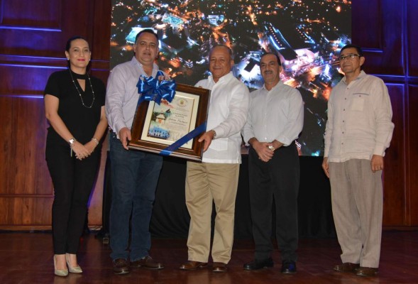 Distinguen trabajo de ministro Julián Pacheco y Villanueva