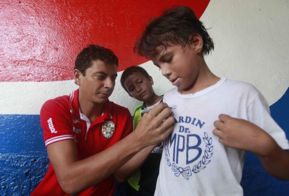 Jugadores del Marathón compartieron con los escolares de la Paz Barahona