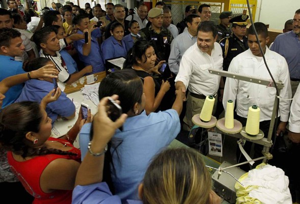 Presidente de Honduras socializa programa de vivienda en maquila de Villanueva