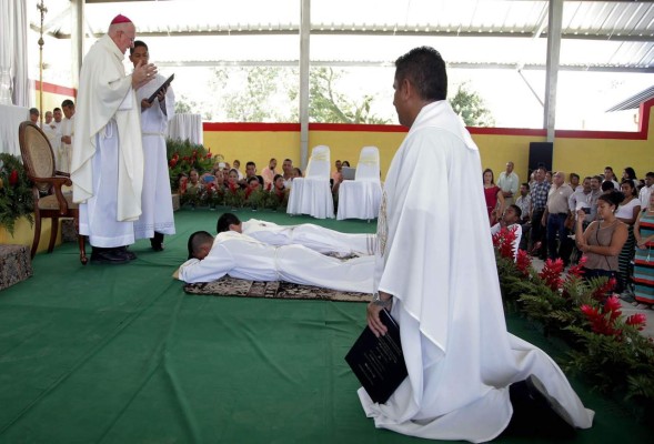 Los sacerdotes al momento de ser consagrados.