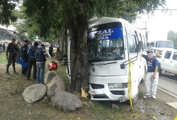 Bajan a pasajeros de bus rapidito y matan a su motorista en Tegucigalpa