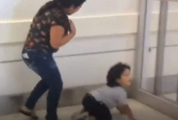 Niño hondureño no reconoce a su madre luego de ser separados en la frontera