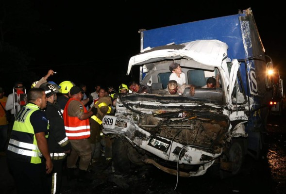 Doble accidente deja tres muertos y cinco heridos