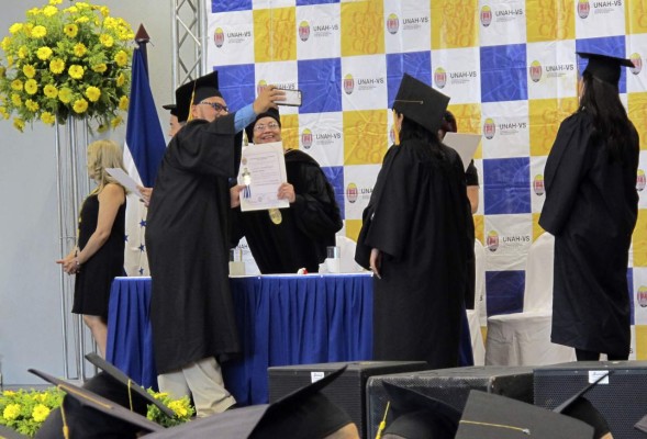 Unah-vs: egresan 422 profesionales en primera graduación