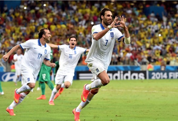 Samaras clasifica a Grecia a octavos con un gol de penal en el descuento