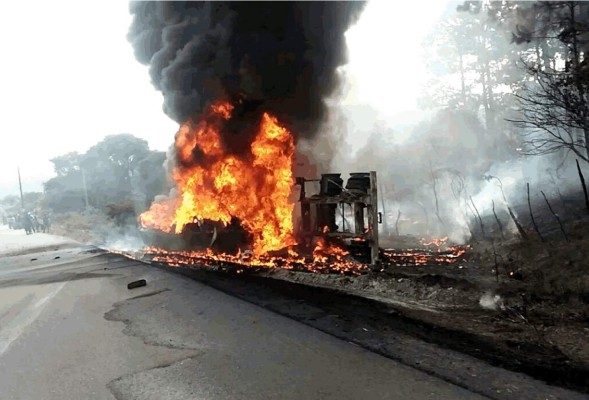 Camión cisterna se incendia con ocho mil galones de diésel