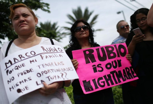 Inmigrantes protestan ante la Corte Suprema y la Casa Blanca