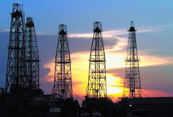 Las petroleras de EUA bombean petróleo para pagar su alta deuda