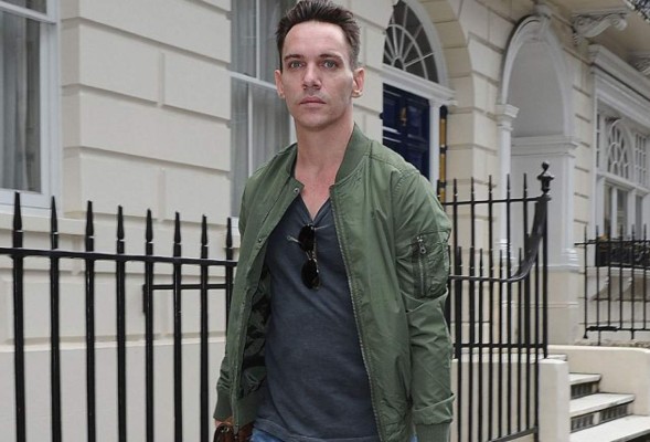 Reaparece el actor Jonathan Rhys Meyers