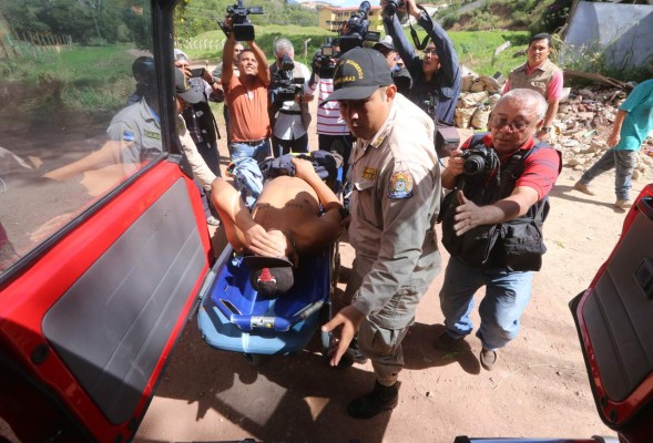 Rescatan a tres obreros soterrados en Tegucigalpa