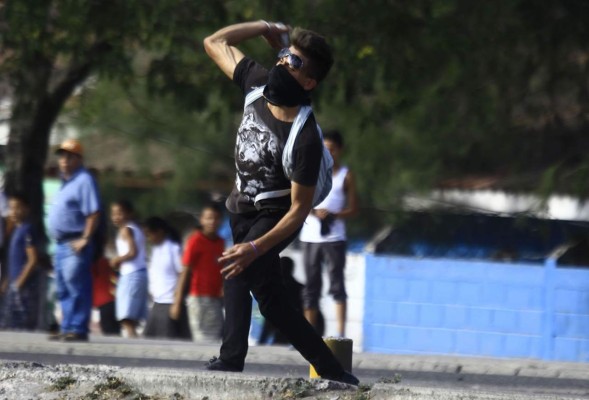 Varios heridos en protestas de estudiantes del Vicente Cáceres