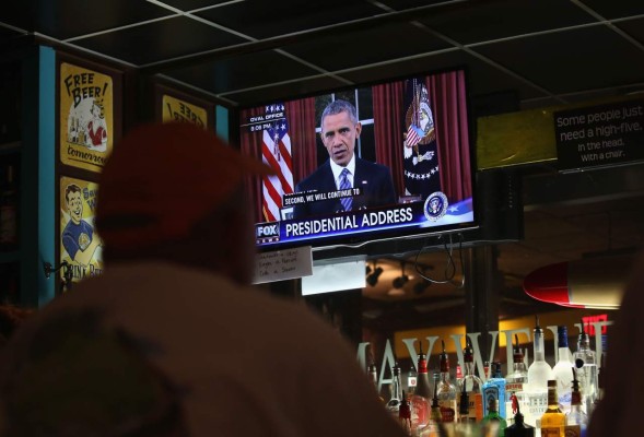 IRVING, TEXAS - DECEMBER 06: Bar patrons watch as President Barack Obama addresses the nation from the Oval Office on December 6, 2015 at the DFW Airport in Irving, Texas. President Obama spoke about the government's campaign against the terrorist threat, following last week's attack in California. John Moore/Getty Images/AFP== FOR NEWSPAPERS, INTERNET, TELCOS & TELEVISION USE ONLY ==