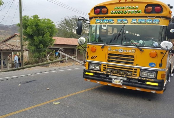 Se bajan de bus a ver accidente y mueren