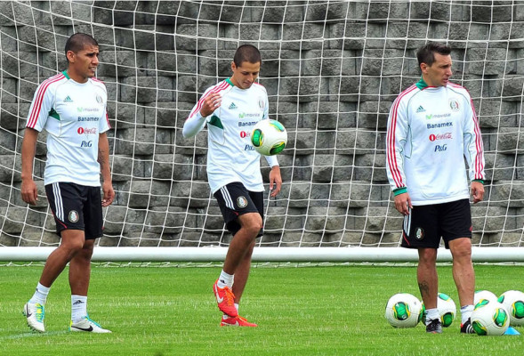 'Chicharito' Hernández, novedad en primer entrenamiento de México