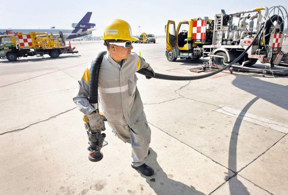 La caída del crudo afecta desde las aerolíneas a los agricultores