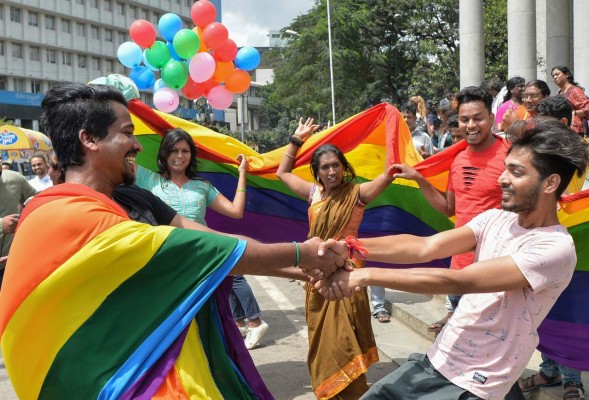 Histórica despenalización de la homosexualidad en India entre lágrimas de emoción