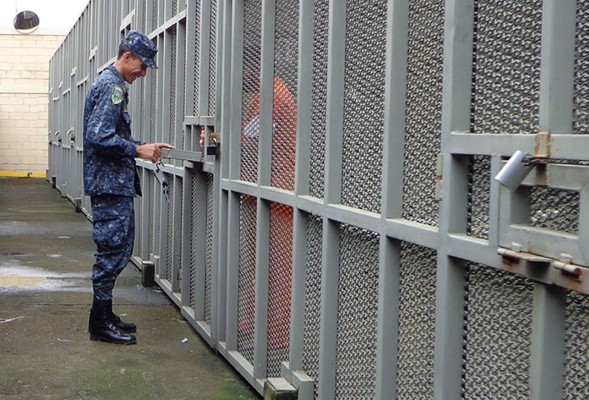 En jaulas reciben sol reos peligrosos en Honduras