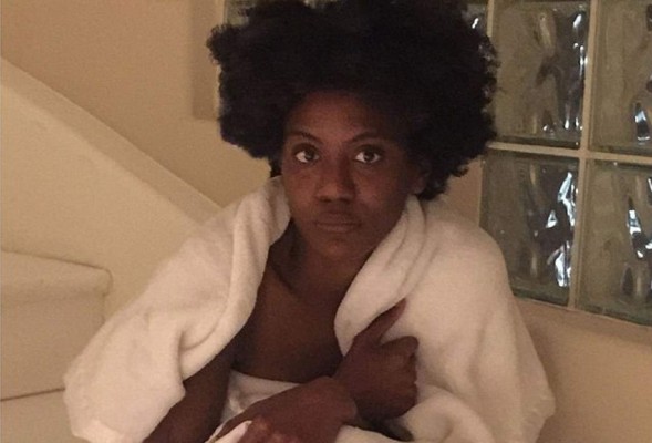 Chris Brown es acosado por mujer con poca ropa