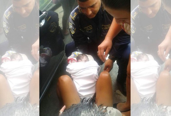 Una mujer da a luz en una acera de San Pedro Sula