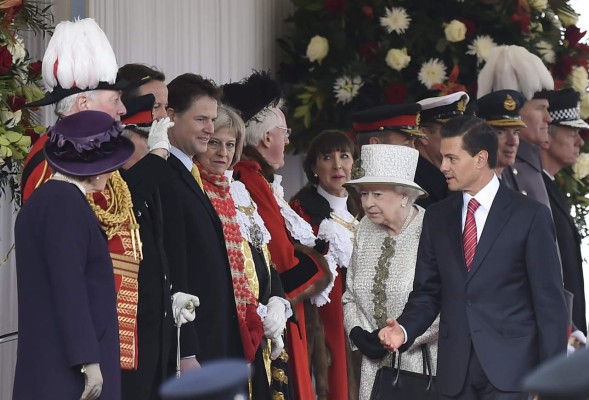 La reina Isabel II recibe a Peña Nieto en Londres