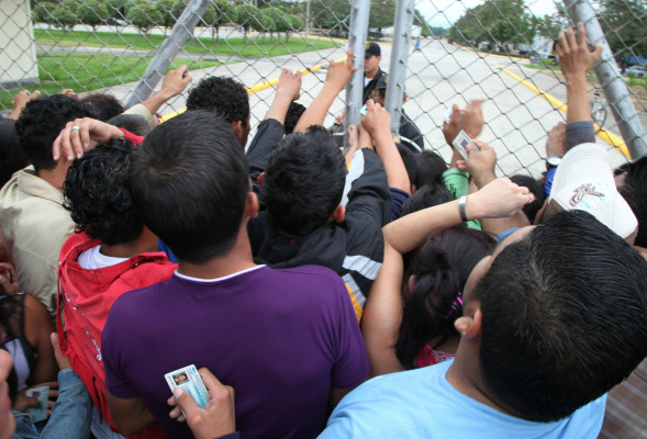 Dormir en aceras, el martirio por un empleo en Honduras