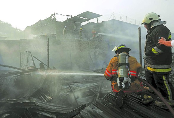 Incendio destruye viejo hotel en Comayagüela
