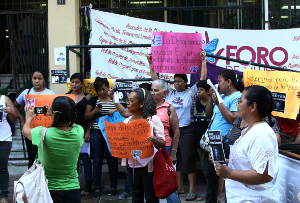 Exigen esclarecer muertes de mujeres