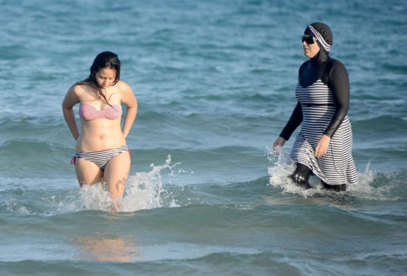 Piden a mujer que se bañó en burkini 'desinfectar' piscina