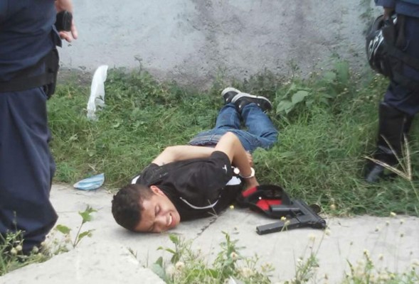Tras persecución capturan a hondureño con ametralladora