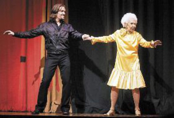 Con 102 años, la última bailarina de Ziegfeld Follies aún danza