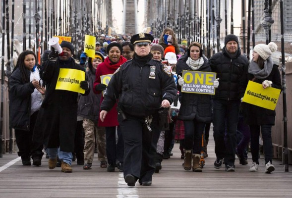 Corte respalda control de armas en EUA tras matanzas en escuelas