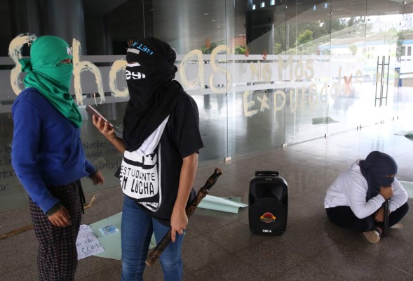 Jóvenes con capucha vuelven con tomas en la Unah