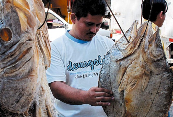 Abarrotan mercados en busca de ayote, dulce y pescado seco