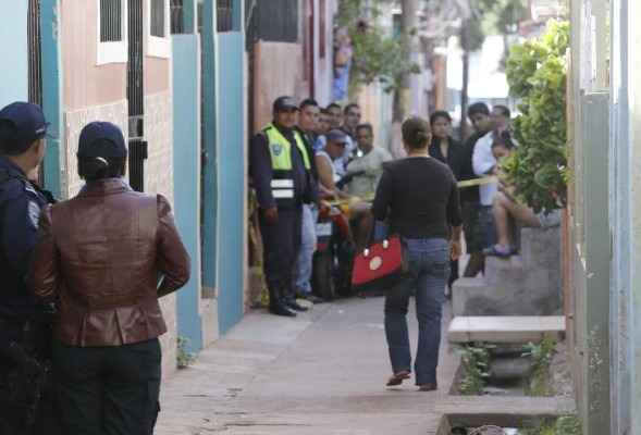 Lanzan cadáver a una cuneta en Tegucigalpa