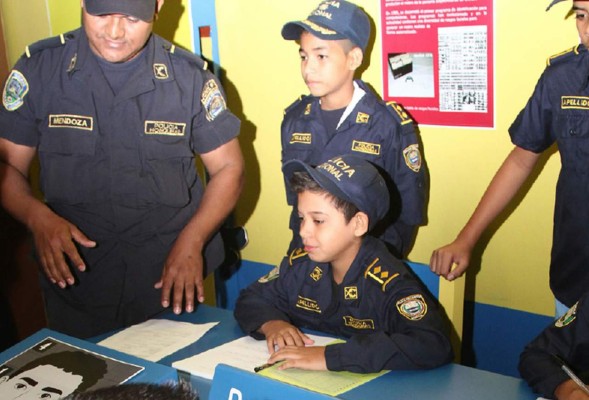 Inauguran sala policial en el museo Pequeño Sula